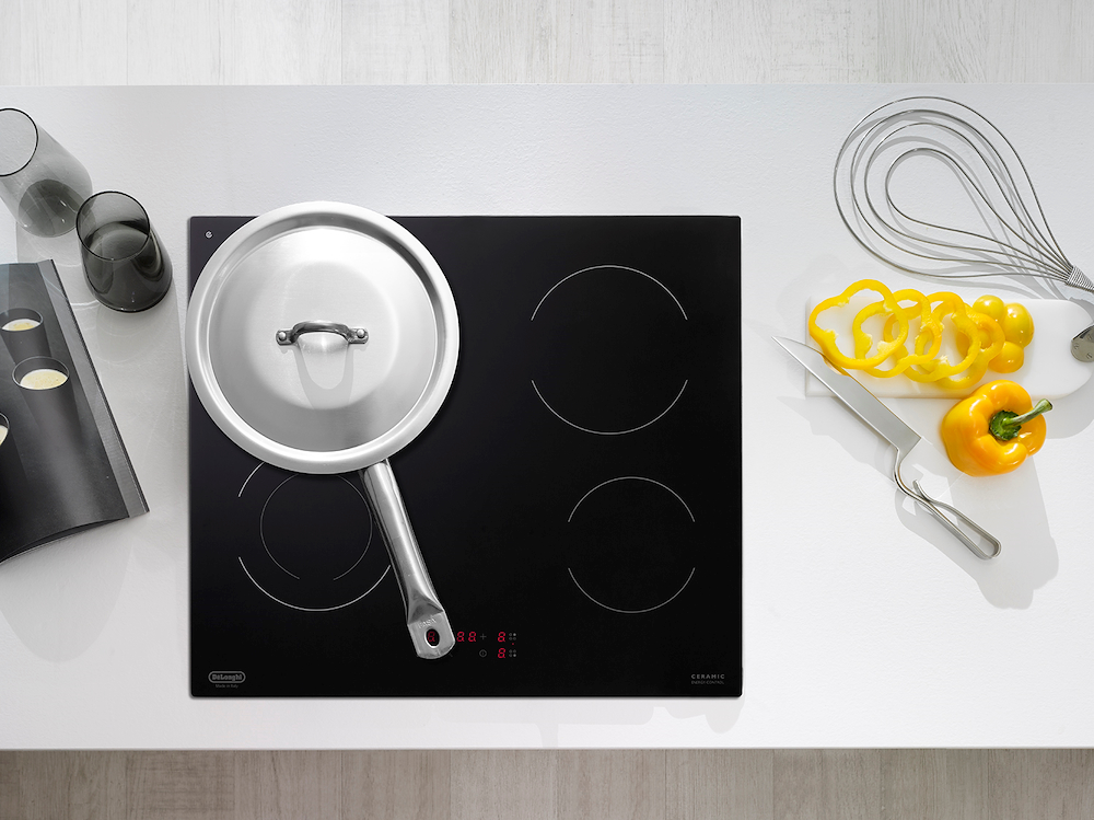 Piano cottura in vetroceramica DeLonghi, comandi frontale.
