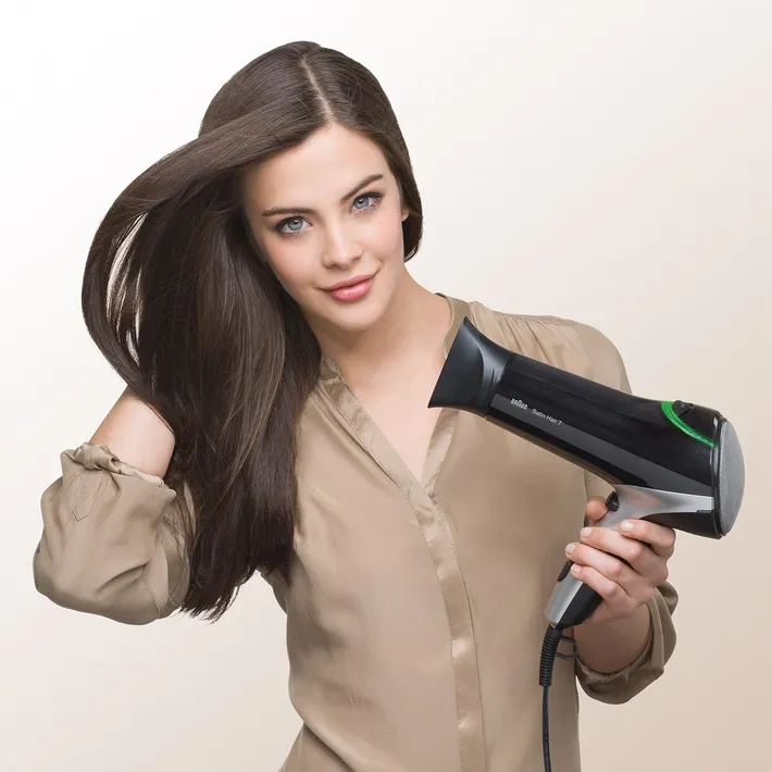 Asciugacapelli Satin Hair 7 con tecnologia IONTEC e beccuccio professionale per lo styling.